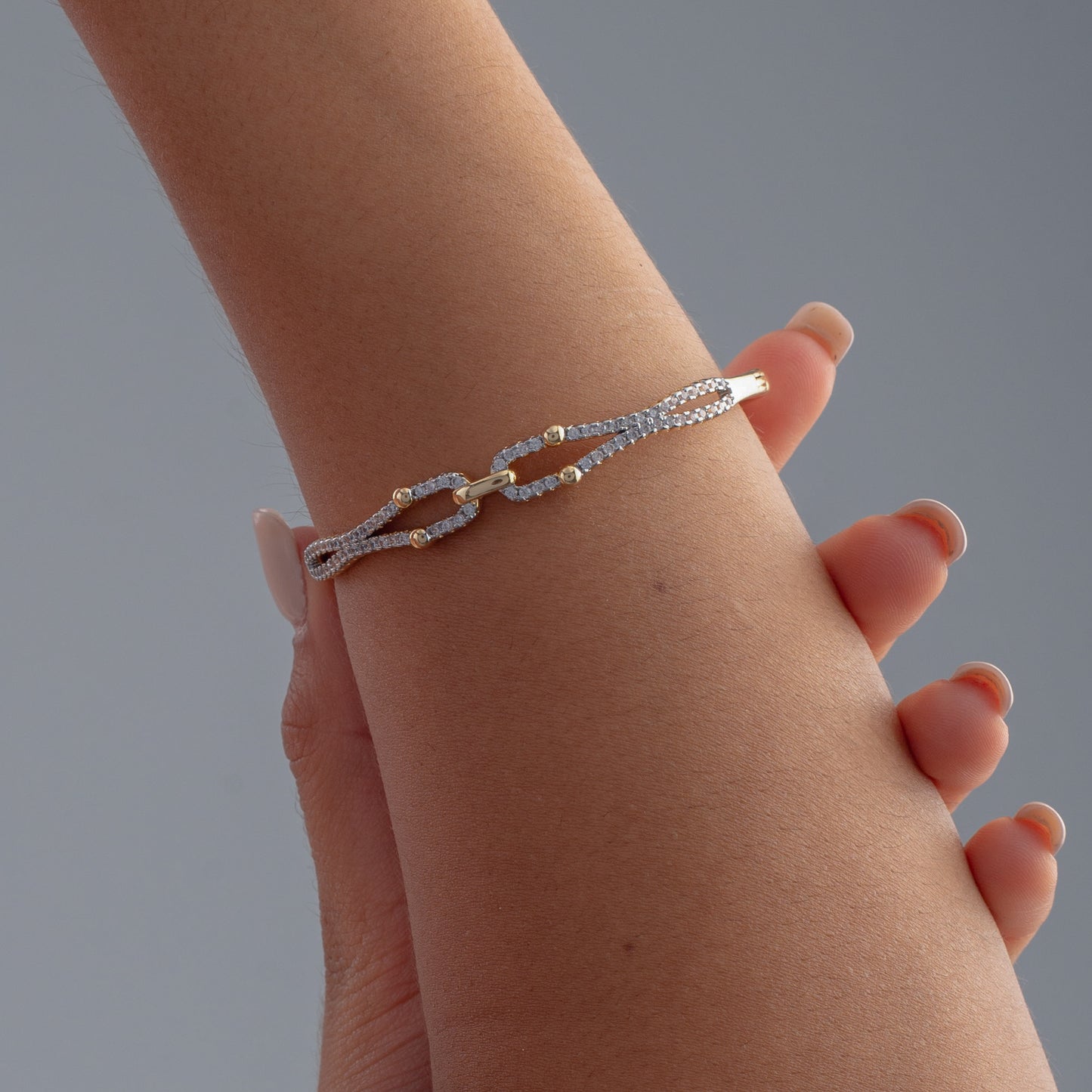 Middle Knot Bangle