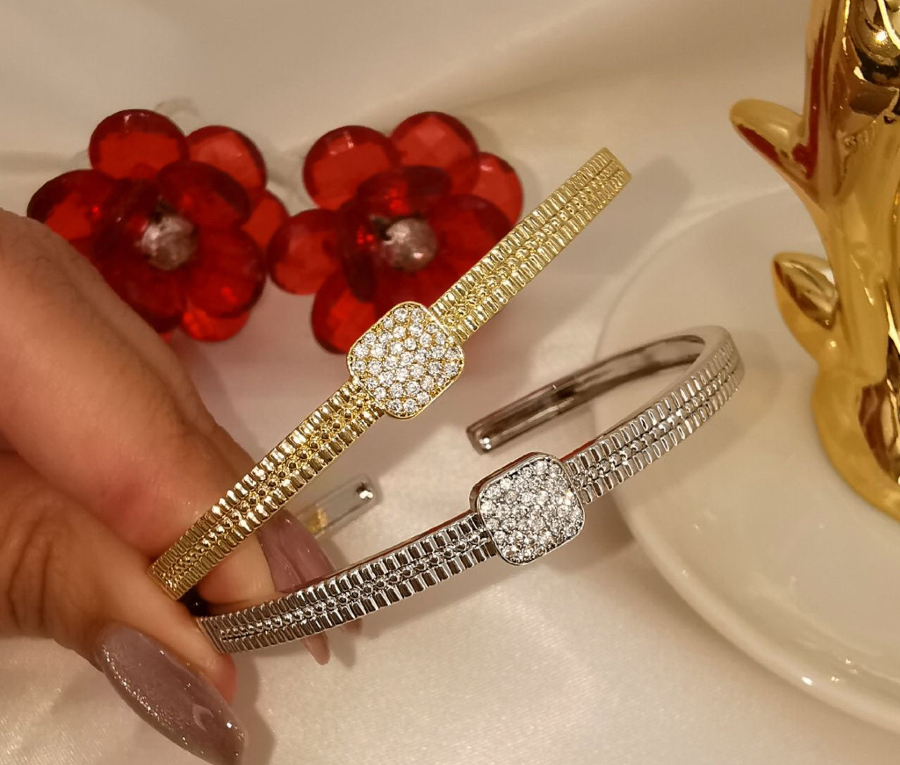 Gold Middle Square Linear bangle