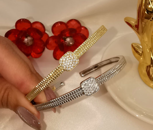 Gold Middle Square Linear bangle